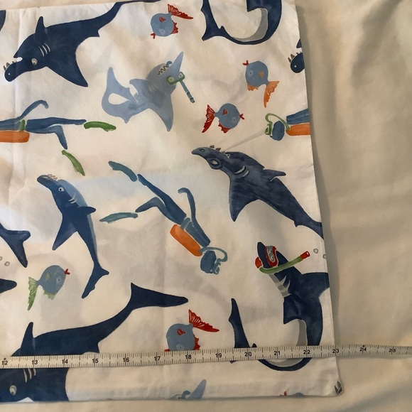 RARE POTTERY BARN KIDS Sharks Toddler Flat Sheet & Toddler Pillow Case. - Picture 5 of 7